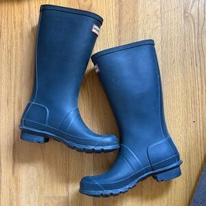 Hunter Classic sz 3 charcoal grey kids rain boots, great pre owned condition